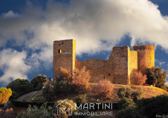 Scarlino e il suo castello che domina il porto e il mare