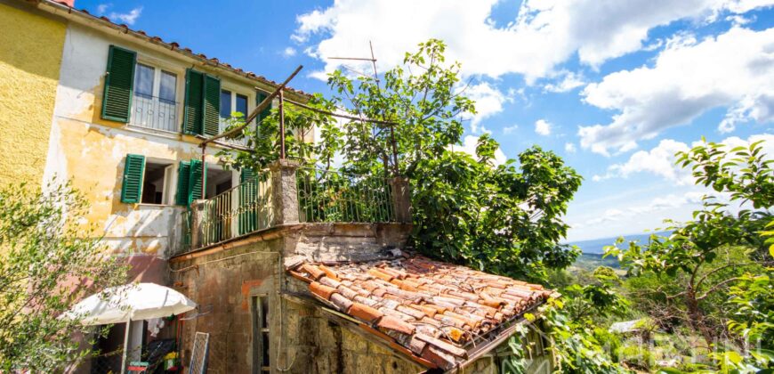 Casa con giardino a Montieri in Vendita