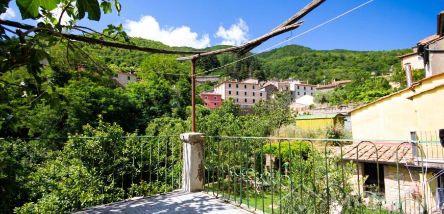 Casa con giardino a Montieri in Vendita