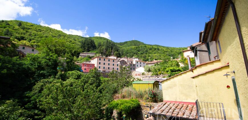 Casa con giardino a Montieri in Vendita