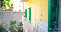 Appartamento Trilocale con Balcone in Collina