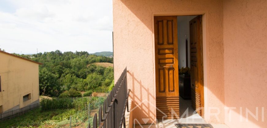 Appartamento con Corte Esterna, Cantine e Vista