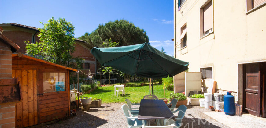 Ultimo Piano di Villetta con Giardino e Garage