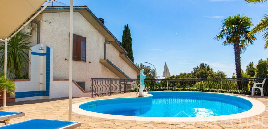 Casa con Piscina e Terrazzo Abitabile