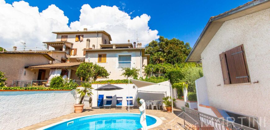 Casa con Piscina e Terrazzo Abitabile