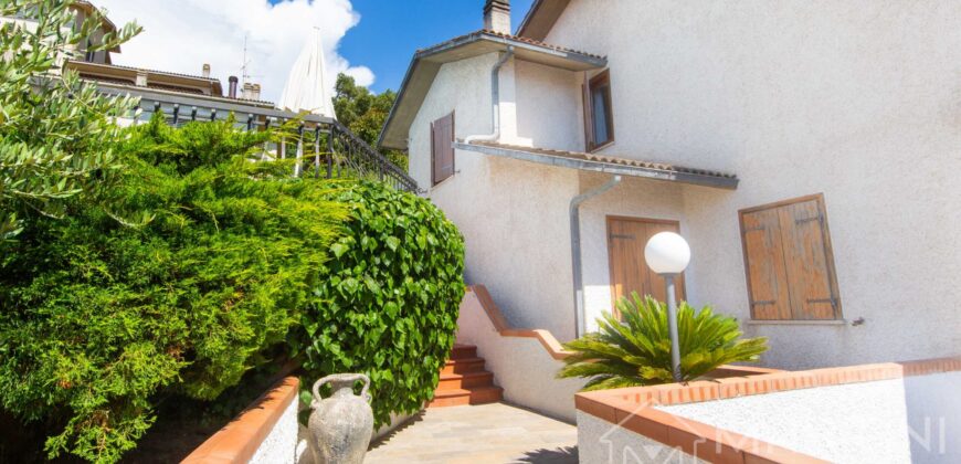 Casa con Piscina e Terrazzo Abitabile